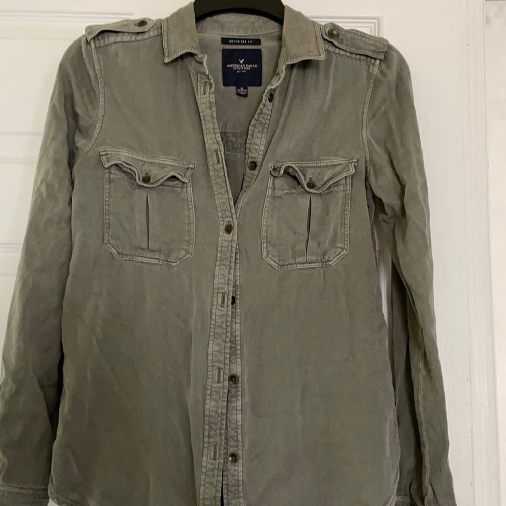 American Eagle boyfriend fit button down long sleeve shirt